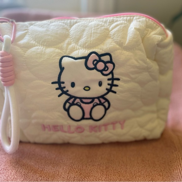 Hello Kitty Brand New Cosmetics Pouch Bag Clutch - Picture 1 of 3
